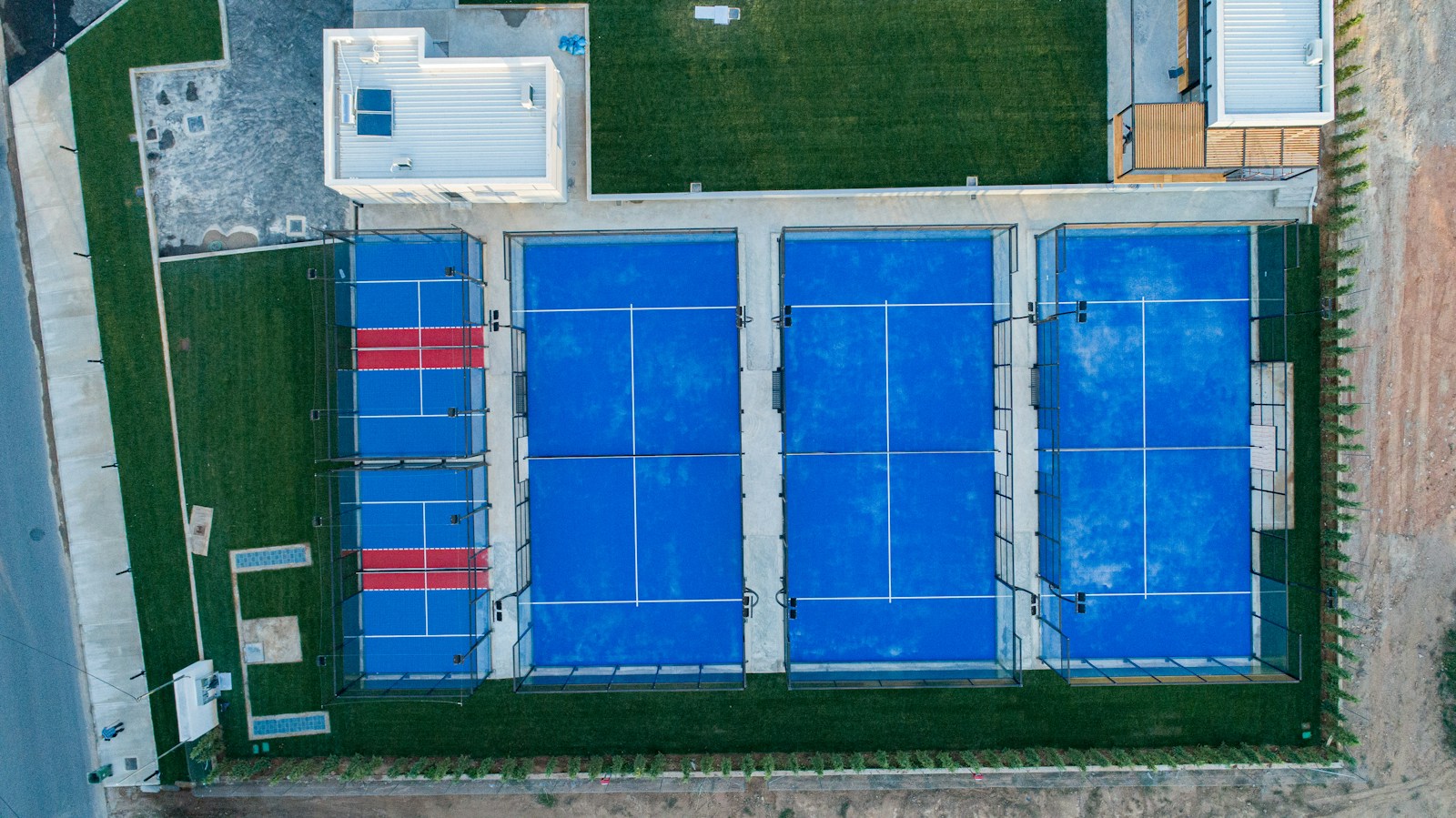 Vue aérienne de terrains de padel bleus